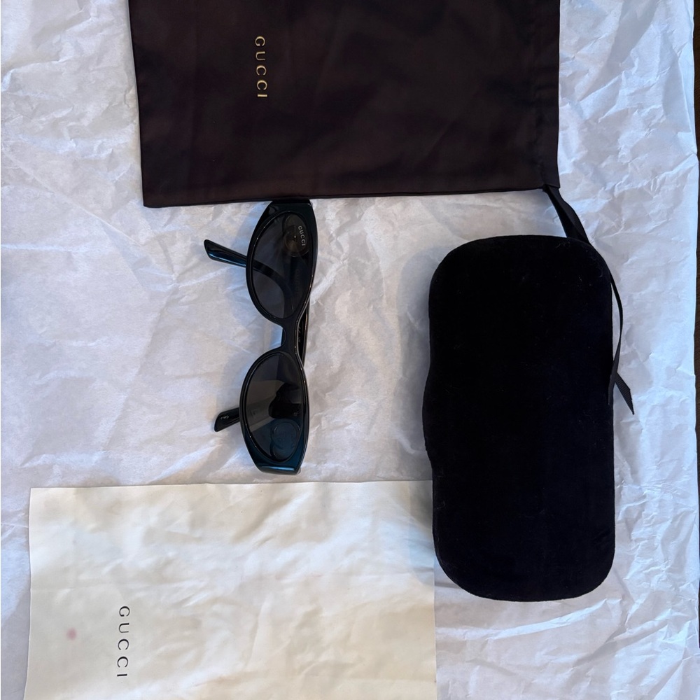 Gucci Black womens Oval Sunglasses